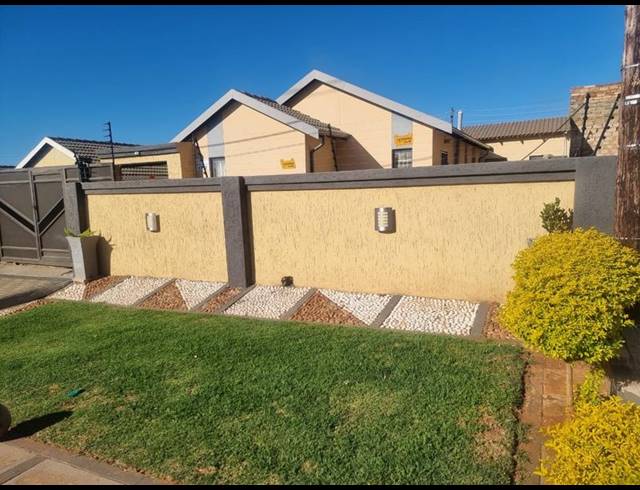 3 BEDROOM HOUSE FOR SALE IN MAHUBE VALLEY